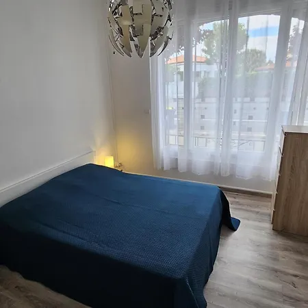 Appartement Royan: Charmant T3 Avec Mezzanine, Jardin Et Terrasse, Pres Des Commodites - Fr-1-71-102 Royan
